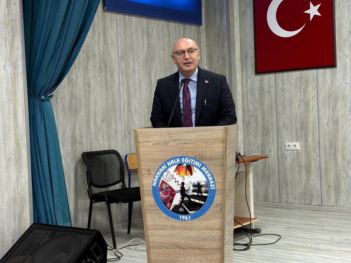 Hakkari_MEM's tweet photo. 📚 Eğitimin Yol Haritası Hakkâri’de Değerlendirildi

🇹🇷 MEB Talim ve Terbiye Kurulu Başkanımız Sayın Doç. Dr. Cem Gençoğlu, eğitim-öğretim çalışmalarını yerinde incelemek ve değerlendirmelerde bulunmak üzere #Hakkâri’yi ziyaret etti.

🤝 Hakkâri Eğitim Ailesiyle Buluştu

🌸 İl Millî Eğitim Müdürümüz Sayın Nurettin Yılmaz ve kurum yöneticilerimiz tarafından karşılanan Sayın Başkan, Hakkâri Halk Eğitimi Merkezi Konferans Salonu’nda okul müdürlerimizle bir araya geldi.

🗣️ Eğitimin Niteliği İçin Güçlü İş Birliği

İl Millî Eğitim Müdürümüz Sayın Nurettin Yılmaz, Hakkâri Eğitim Ailesi olarak Talim ve Terbiye Kurulu Başkanını ilimizde ağırlamaktan büyük memnuniyet duyduklarını ifade etti.

📌 Sayın Yılmaz, sahayla merkez arasındaki güçlü iletişimin eğitimin niteliğini artırmadaki önemine dikkat çekerek, bu anlamlı ziyaretin eğitim camiamıza ve Türkiye Yüzyılı Maarif Modeli doğrultusunda yürütülen çalışmalara önemli katkılar sağlayacağını belirterek Sayın Başkana şükranlarını sundu.

🎓 Türkiye Yüzyılı Maarif Modeli Masaya Yatırıldı

Toplantıda;

📚 Eğitimde yaşanan dönüşüm,

🤖 Yapay zekâ çağında öğrencilere kazandırılması gereken beceriler,

🇹🇷 Türkiye Yüzyılı Maarif Modeli’nin sahadaki uygulamaları

başlıklarında kapsamlı değerlendirmeler gerçekleştirildi. Okul müdürlerimizin görüş, öneri ve tecrübeleri de dikkatle dinlendi.

💬 “Değişimi Doğru Yönetmek Zorundayız”

🗨️ Talim ve Terbiye Kurulu Başkanımız Sayın Doç. Dr. Cem Gençoğlu, değişen dünyanın ihtiyaçlarını doğru okuyabilen, yaşadığı toplumun sosyolojisini tanıyan ve öğrencilerini geleceğe hazırlayan bir eğitim anlayışının önemine vurgu yaparak şu mesajı verdi:

“Bugünün öğrencilerini yarının dünyasına hazırlamak için değişimi doğru yönetmek ve eğitimde sürekli gelişimi esas almak zorundayız.”

🤝 Ortak Akıl, Güçlü Eğitim

💡 Samimi bir atmosferde gerçekleşen toplantıda, eğitim politikalarının sahadaki uygulamaları değerlendirilirken, okul müdürlerinin tecrübe ve önerileri doğrultusunda karşılıklı fikir alışverişinde bulunuldu.

🎁 Hakkâri’den Anlamlı Bir Hatıra

🧶 Programın sonunda İl Millî Eğitim Müdürümüz Sayın Nurettin Yılmaz tarafından, ilimizin köklü kültürünü yansıtan Hakkâri kilimi, Talim ve Terbiye Kurulu Başkanı Sayın Doç. Dr. Cem Gençoğlu’na takdim edildi.

🌟 Eğitimin niteliğini artırma hedefi doğrultusunda gerçekleştirilen bu anlamlı buluşmanın, Türkiye Yüzyılı Maarif Modeli’nin sahadaki uygulamalarına önemli katkılar sunması temenni edildi.

#Hakkâri #MillîEğitim #TürkiyeYüzyılıMaarifModeli #TalimVeTerbiye #Eğitim #OkulMüdürleri #TürkiyeYüzyılı #HakkariBaşaracağımDiyor

@tcmeb @Yusuf__Tekin @itasyapan @HakkariValiligi @meb_ttkb @cemgencoglu @cftcblnt @nrtttin_ylmz