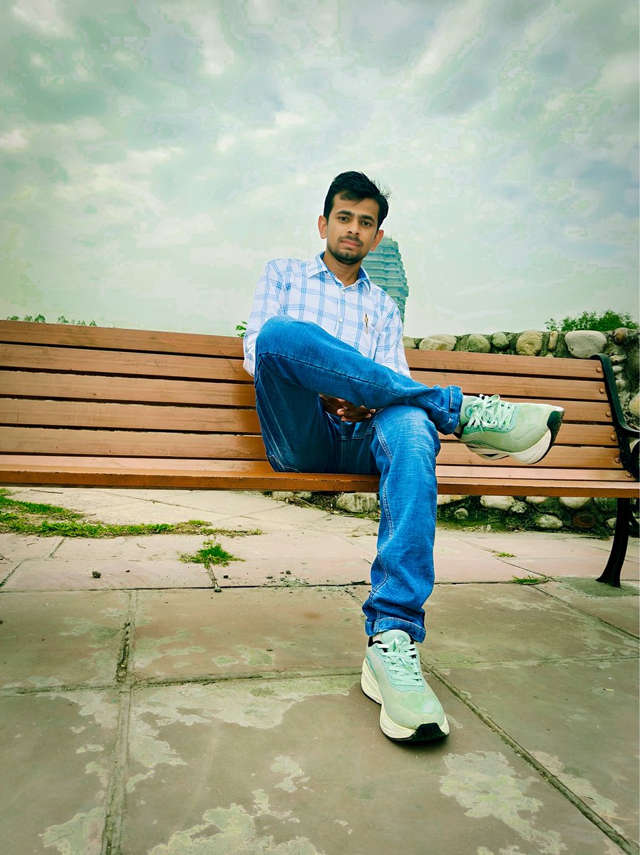 SANDEEP56701's tweet photo. लोग पहले वादा करेंगे
*फिर मुकर जाएंगे*

गलतियां करके बोलेंगे
*हम सुधर जाएंगे*

उम्मीद की राहें दिखा कर
*ना जाने किधर जाएंगे*

रुकने का भरोसा देकर
*फिर निकल जाएंगे*

उन्हें फ़र्क भी नही पड़ेगा
*और आप बिखर जाएंगे...* https://t.co/VdiI0BBYxi