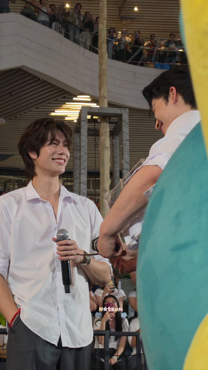 natbum's tweet photo. โหสายตาป้ายอมแล้ว

PPP FAMILY MOSHI MOSHI

#MoshiMoshixPondPhuwin https://t.co/B3QHbWPzlv
