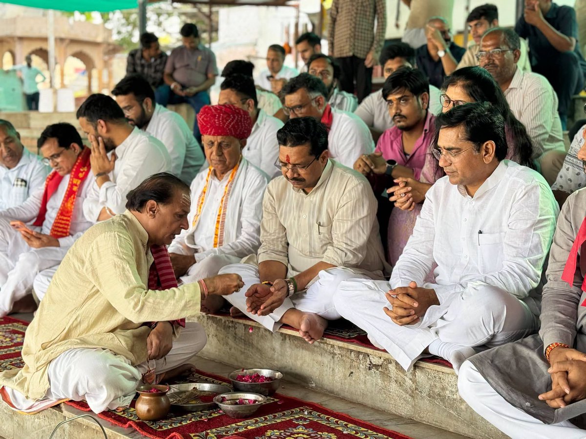 ajaeybjp's tweet photo. आज तीर्थराज पुष्कर में सृष्टि के रचयिता जगतपिता ब्रह्मा जी के दर्शन कर आशीर्वाद प्राप्त किया एवं पवित्र पुष्कर सरोवर की पूजा व अर्चना करने का सौभाग्य प्राप्त हुआ।

इस अवसर पर भगवान श्री ब्रह्मा जी से समस्त प्रदेशवासियों के सुख-समृद्धि व खुशहाली की मंगल कामना की। https://t.co/Ba8TMi6VgP