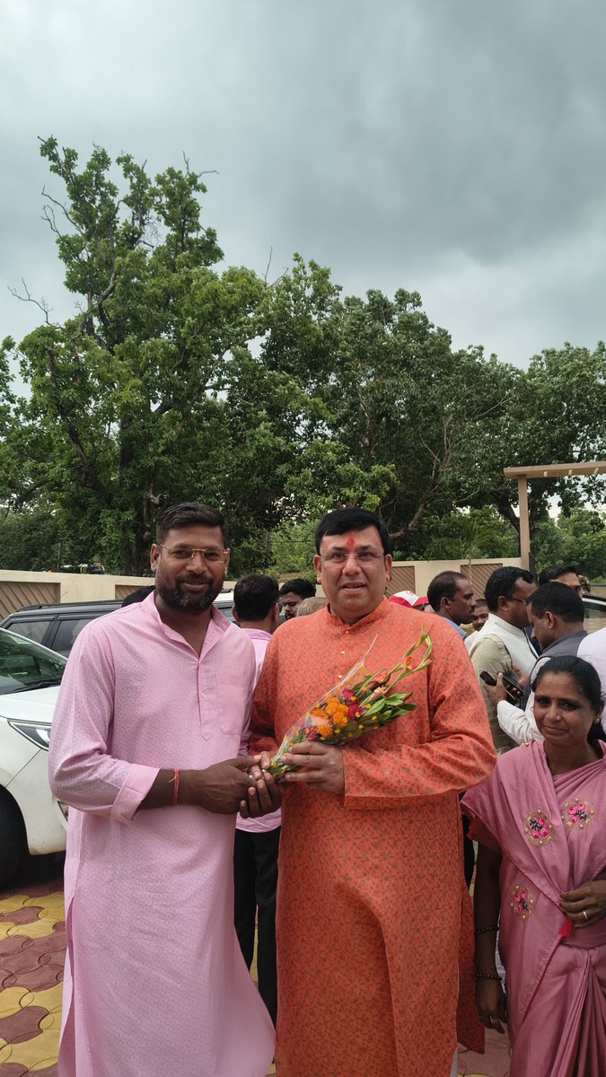 druv_kumar's tweet photo. 🚩 लातेहार जिला भाजपा की मासिक बैठक में शामिल होने का सौभाग्य मिला! 🚩

​आज लातेहार जिला भाजपा कार्यालय में मासिक बैठक हुआ। बैठक में मुख्य अतिथि के रूप में केंद्रीय राज्य मंत्री आदरणीय श्री तोखन साहू जी उपस्थित रहे।

@BJP4India
@BJP4Jharkhand
@tokhansahu_bjp 
@AdityaPdSahu https://t.co/4wABrTjiDG