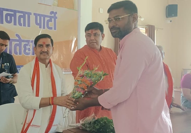 druv_kumar's tweet photo. 🚩 लातेहार जिला भाजपा की मासिक बैठक में शामिल होने का सौभाग्य मिला! 🚩

​आज लातेहार जिला भाजपा कार्यालय में मासिक बैठक हुआ। बैठक में मुख्य अतिथि के रूप में केंद्रीय राज्य मंत्री आदरणीय श्री तोखन साहू जी उपस्थित रहे।

@BJP4India
@BJP4Jharkhand
@tokhansahu_bjp 
@AdityaPdSahu https://t.co/4wABrTjiDG