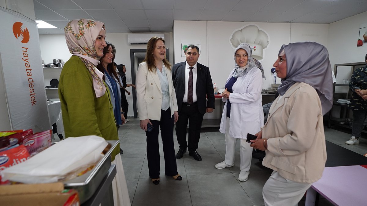 Memleket461's tweet photo. MEHMET BEŞEN: “HİÇBİR ENGEL HAYALLERİN ÖNÜNDE DURAMAZ”
Kahramanmaraş Büyükşehir Belediyesinin Engelsiz Yaşam Merkezi’nde eğitim alan özel gereksinimli bireylerin yıl boyunca hazırladığı el emeği ürünler yıl sonu sergisinde görücüye çıktı. https://t.co/20LXuMvYdv https://t.co/aE9T0ZqetM