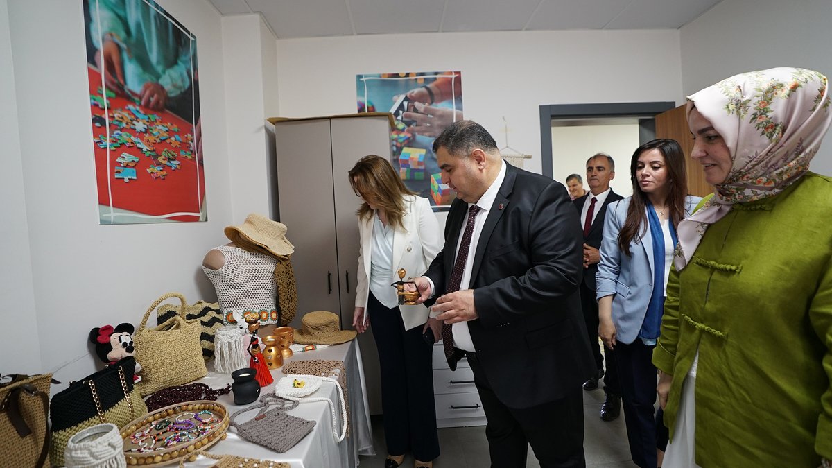 Memleket461's tweet photo. MEHMET BEŞEN: “HİÇBİR ENGEL HAYALLERİN ÖNÜNDE DURAMAZ”
Kahramanmaraş Büyükşehir Belediyesinin Engelsiz Yaşam Merkezi’nde eğitim alan özel gereksinimli bireylerin yıl boyunca hazırladığı el emeği ürünler yıl sonu sergisinde görücüye çıktı. https://t.co/20LXuMvYdv https://t.co/aE9T0ZqetM