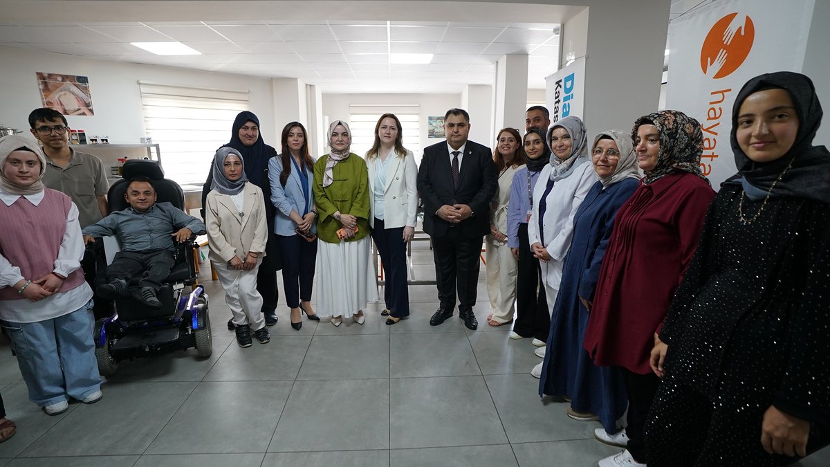 Memleket461's tweet photo. MEHMET BEŞEN: “HİÇBİR ENGEL HAYALLERİN ÖNÜNDE DURAMAZ”
Kahramanmaraş Büyükşehir Belediyesinin Engelsiz Yaşam Merkezi’nde eğitim alan özel gereksinimli bireylerin yıl boyunca hazırladığı el emeği ürünler yıl sonu sergisinde görücüye çıktı. https://t.co/20LXuMvYdv https://t.co/aE9T0ZqetM