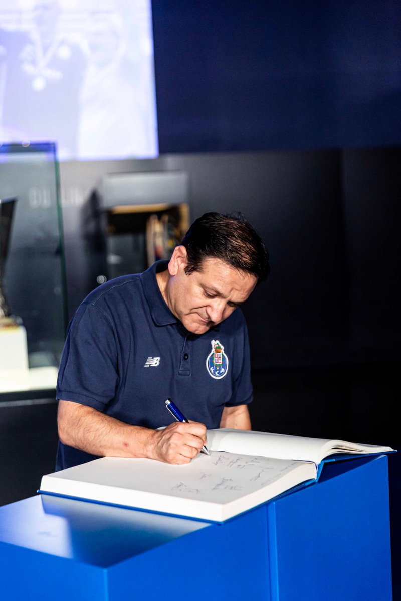 SatierfR's tweet photo. Um livro de honra de vitórias sem igual!
FC Porto Vintage Andebol 🤾‍♂️🔵⚪️🏆🏆🏆🏆 https://t.co/lL00TTzLu6