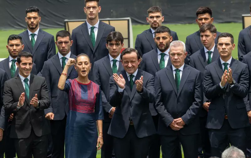 jmx2019's tweet photo. Al principio pensé 'bueno, aún siendo Messi lo tiene que hacer por una formalidad de la FIFA, no necesariamente porque respalde a Trump'

Luego vi a la selección Mx con cara de culo en esta foto... https://t.co/iL7uAV44qX