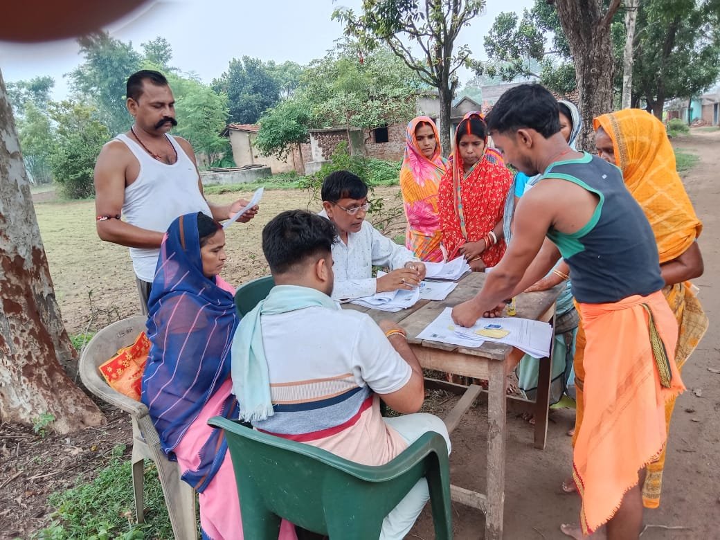 Deo_Jamtara's tweet photo. #जामताड़ा में #SIR2026 के तहत गणना प्रपत्रों के वितरण, संग्रहण तथा डिजिटाइजेशन कार्यों का #ERO, #AERO द्वारा लगातार पर्यवेक्षण किया जा रहा है। #BLO मतदाताओं के घर घर भ्रमण कर #JharkhandSIR अभियान के तहत पूरी सक्रियता के साथ कार्य कर रहे हैं।
@ECISVEEP https://t.co/91KNaB3krb