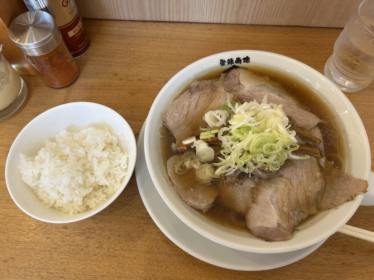 kasukasux's tweet photo. 今日も墨田区で打ち合わせ。高層マンションにスカイツリー…再開発されてるけど、おしっこの匂いが漂う下町感…
駅前にあるやますずめ。ちゃん系？なのかな、もちもちの面に醤油スープのキレが良かった^_^
#ラーメン好きと繋がりたい #ちゃん系 #白ごはん無料 #曳舟 https://t.co/xiWldqLerB