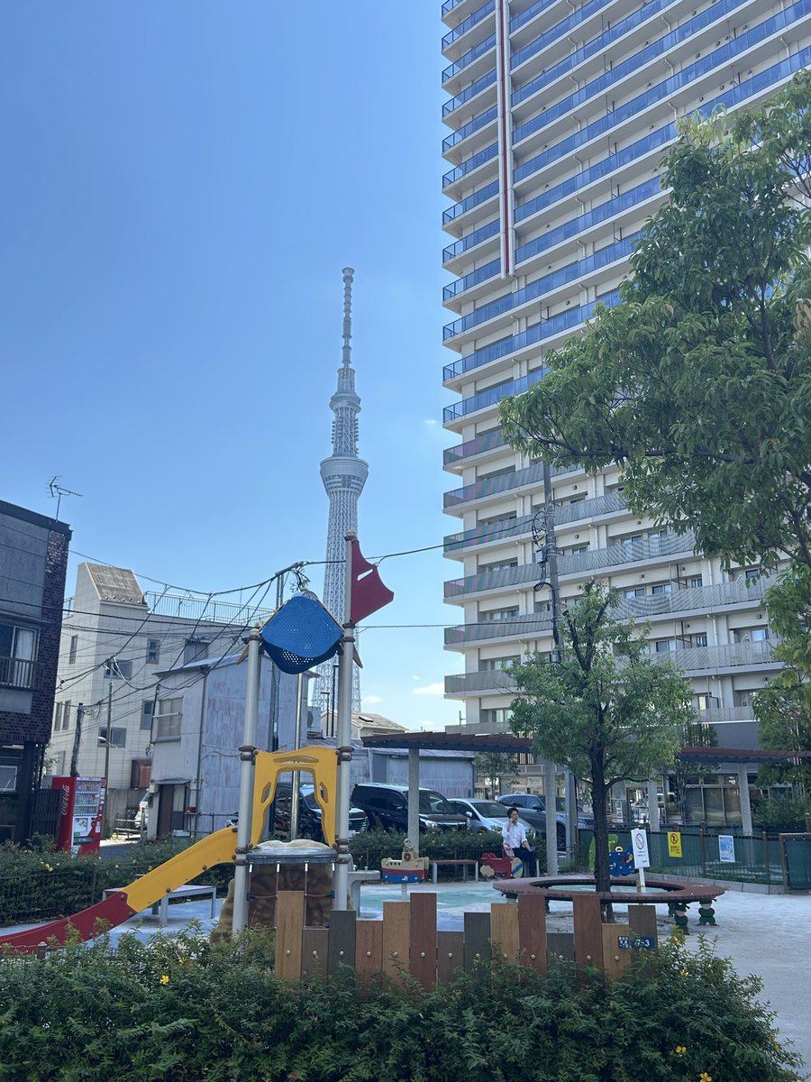 kasukasux's tweet photo. 今日も墨田区で打ち合わせ。高層マンションにスカイツリー…再開発されてるけど、おしっこの匂いが漂う下町感…
駅前にあるやますずめ。ちゃん系？なのかな、もちもちの面に醤油スープのキレが良かった^_^
#ラーメン好きと繋がりたい #ちゃん系 #白ごはん無料 #曳舟 https://t.co/xiWldqLerB