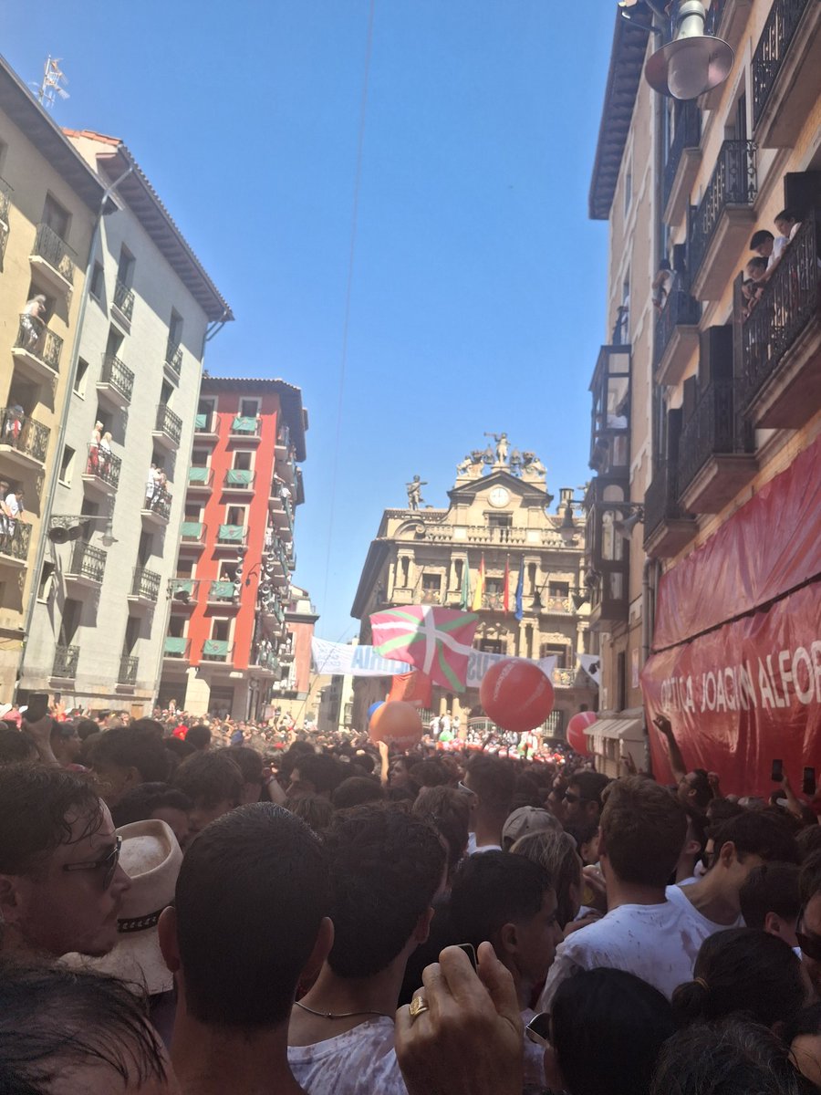 Pradismo25's tweet photo. @NavarraUna @GorkaFacha No veo banderita fachilla en tu capital asi q me da q el único q ha mandado a tomar por culo al PSOE, PNV y Bildu has sido tu animo txapeldun https://t.co/yCVxd3qZKI