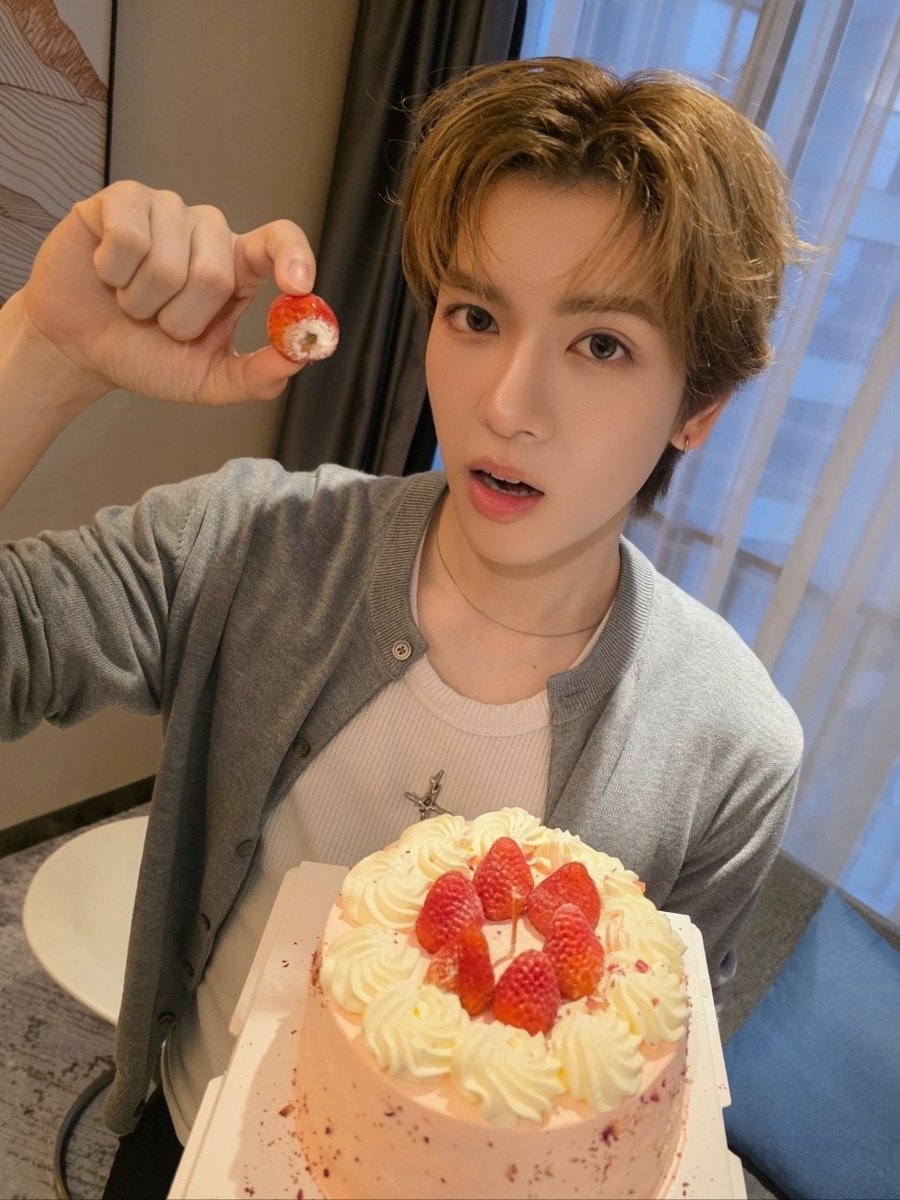 ORJ1N's tweet photo. วันเกิดปีนี้มีอะไร น่ารักจังเลยยยย https://t.co/7wwo081q28