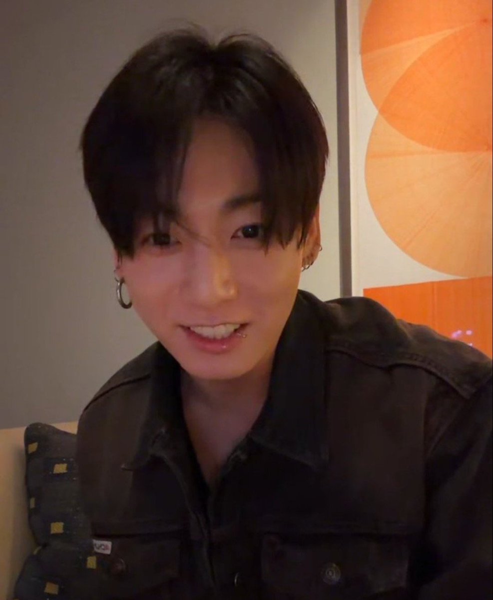 BANGT4NBEST's tweet photo. —TRADUCCIÓN DEL LIVE DE #JUNGKOOK EN WEVERSE 🐰💜

🐰:me voy a ir pronto, así que voy a hacer un live corto. ¿oh, es hora de irse?
*aparece el staff* oh, ¿nos vamos? jaja. tengo que irme bye~ https://t.co/rzCRNUed0C