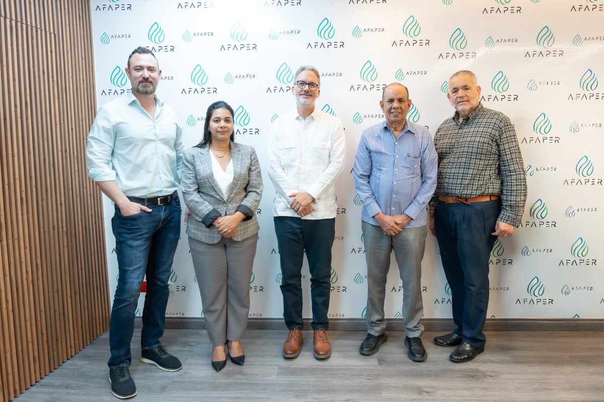 airdmedia's tweet photo. En el marco del programa de visitas #AIRDConLosSocios, sostuvimos un encuentro institucional con la Junta Directiva de la Asociación Dominicana de la Industria Cosmética, Cuidado e Higiene Personal y del Hogar (AFAPER), un espacio de diálogo para intercambiar perspectivas y abordar temas de interés para este importante sector productivo.

AFAPER reúne a las principales empresas dedicadas a la fabricación, importación, distribución, exportación y comercialización de productos cosméticos, de perfumería y de cuidado e higiene personal y del hogar en la República Dominicana.

El intercambio permanente con nuestras empresas socias nos permite identificar oportunidades de colaboración y avanzar en iniciativas que fortalezcan la competitividad y el desarrollo de la industria 🇩🇴.