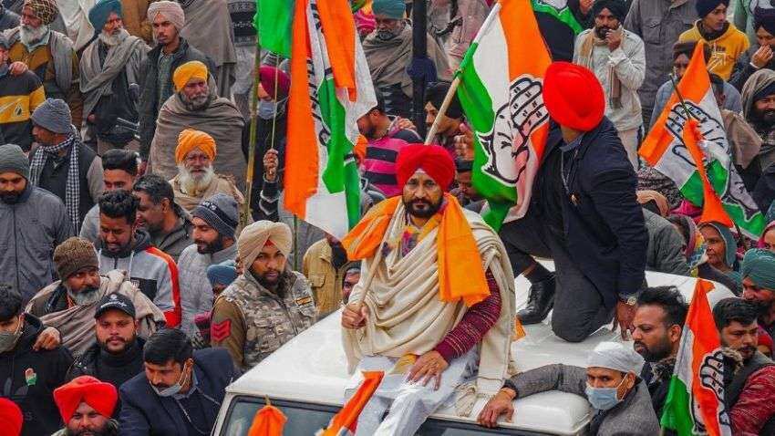 savedemocracyI's tweet photo. 🚨 ब्रेकिंग न्यूज —

पंजाब के पूर्व मुख्यमंत्री चरणजीत सिंह चन्नी ने थोड़ी देर पहले सोशल मीडिया पर पोस्ट कर लिखा है कि,

“ पंजाब की एकजुटता के लिए हमने 11 जुलाई को पंजाब कांग्रेस के प्रभारी को आमंत्रित किया है🔥🔥

ताकि उनके समक्ष पंजाब कांग्रेस के कार्यकर्ताओं और प्रदेश की जनता की भावनाओं को रखा जा सके। 

इस महत्वपूर्ण बैठक की मेजबानी राणा गुरजीत सिंह करेंगे ,,

पूर्व मुख्यमंत्री चरणजीत सिंह चन्नी अपने समर्थक नेताओं के साथ बैठक कर प्रभारी के सामने सारी सच्चाई रखना चाहते हैं।