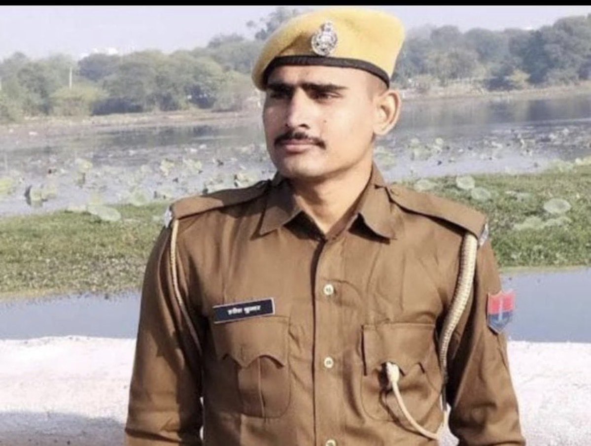 SureshNorva's tweet photo. बड़े ही दुखद समाचार प्राप्त हुए हरि सिह जी राजपुरोहित बागोड़ा पुलिस थाने में कांस्टेबल पद पर कार्यरत थे जानकारी मिली है की उनकी भारत माला हाइवे पर हादसे में मृत्यु हो गई खबर सुनकर आहात हूँ इस दुख की घड़ी में परिवार जनों को दुख सहन करने की शक्ति मिले। https://t.co/urE7RZMm9G