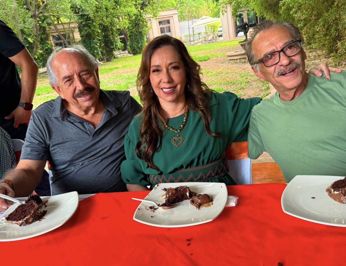 DoliaEstevez's tweet photo. El día que ICE asesinó al migrante mexicano Lorenzo Salgado en Houston, la cónsul general María Elena Orantes se hallaba en Chiapas. No se molestó en regresar. Hoy, en plena tragedia, tuvo la indolencia de postear fotos celebrando su cumpleaños en Fb. Sobre el asesinato de Salgado, ni una palabra en redes. Debería ser despedida.