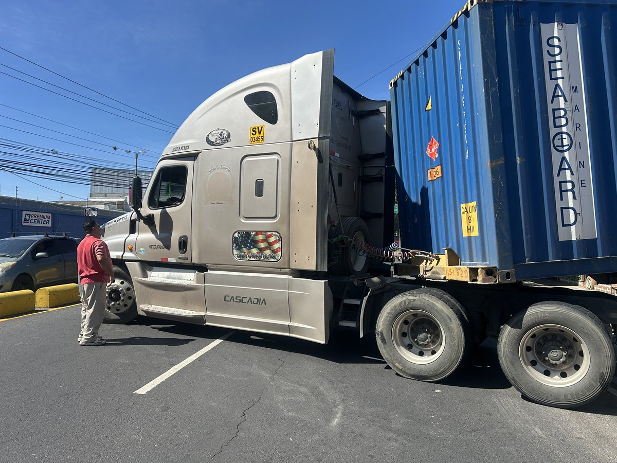 vicmacue62's tweet photo. @VMTElSalvador congestionamiento de tráfico causó rastra que no podía entrar a bodega https://t.co/dYdwQQ1p9N