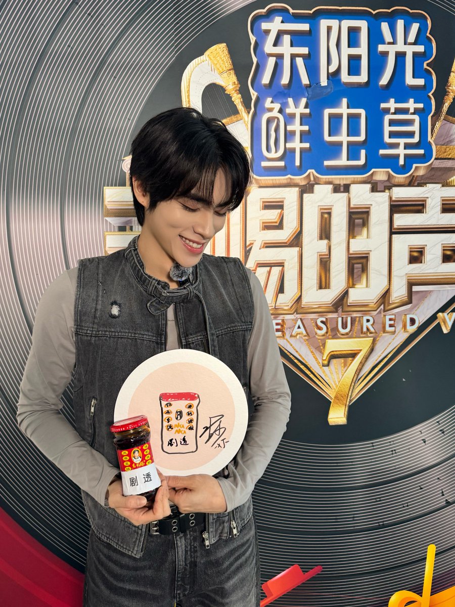 NCTsmtown's tweet photo. 😋💿

#XIAOJUN
#NCT #WayV https://t.co/WW7PQuzEsb