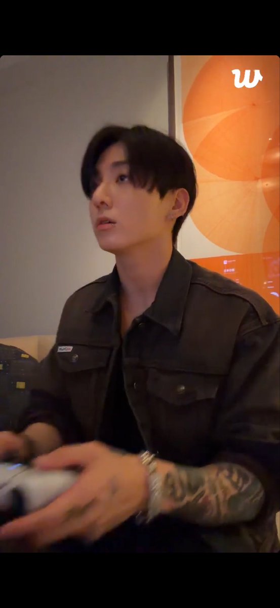 MJ87702148's tweet photo. So happy that Jungkook looks well rested and fresh. 
1.10 seconds weverse live 😁 i thought he is go in bg to break Tae’s shortest live 😉 https://t.co/Jq1wzzLPNe