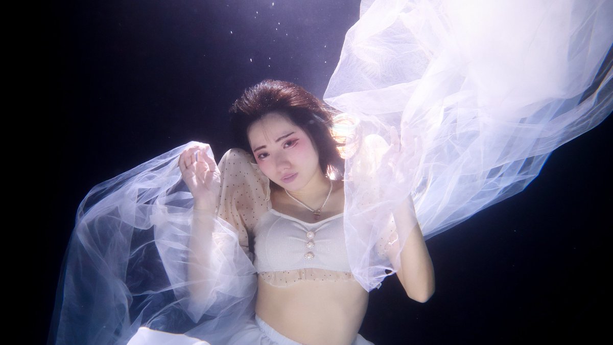 PhotoTsubasa's tweet photo. 8月2日　秋元るいさんの水中撮影第二弾開催

今回は白い水槽での水中撮影です。
カメラマンはウインドの外から濡れずに撮影できます。
このチャンスをお見逃しなく☆

詳細は☟
https://t.co/cqDE9iWQD6

＃つばさフォト　＃マシュマロ撮影会　＃水中　#Underwater https://t.co/I19pXOYqbl