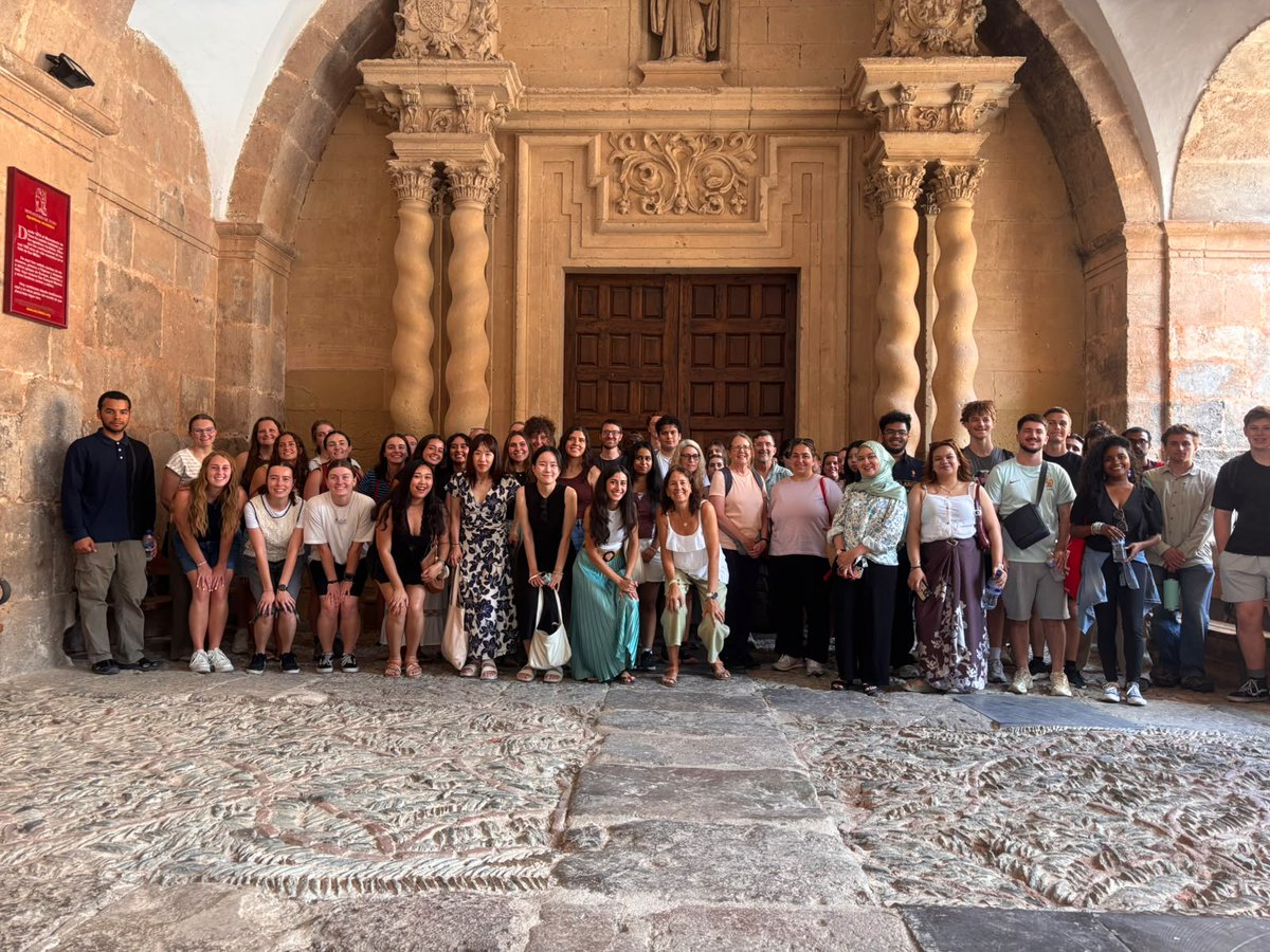 unirioja's tweet photo. 📸| Continúa en la Universidad de La Rioja el Curso de Verano de Lengua y Cultura Española @espanol_unirioja, organizado por la UR en el marco del proyecto Campus Valle de la Lengua del Plan de Transformación de La Rioja. #ptrur 

Los estudiantes procedentes de Estados Unidos, Corea del Sur, Reino Unido, Brasil, Malasia, Suiza, Japón, Francia, Pakistán, Tailandia y Camerún han visitado esta semana el Monasterio de Yuso de San Millán de la Cogolla y han recorrido la calle Laurel de Logroño @callelaurel_