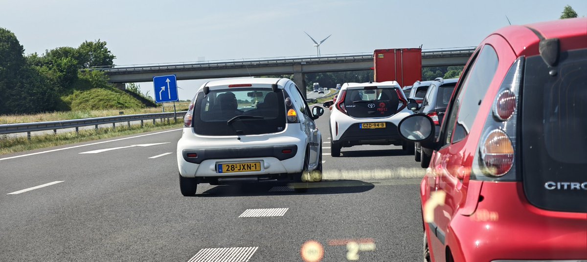 DeCriticaster's tweet photo. Levensgevaarlijk op de #A59: meerdere automobilisten stoppen op de snelweg om vlak vooraan in te voegen, omdat ze niet achteraan willen aansluiten. Deze auto, kenteken 28-JXN-1, deed dit samen met nog 6 anderen. @Politie, treed harder op vóór er doden vallen. #verkeersveiligheid https://t.co/sc1TwI60SD