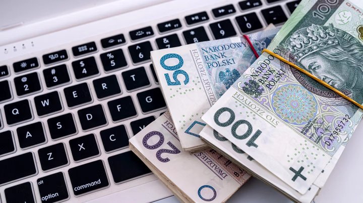 SiewcyPrawdy's tweet photo. Teraz Polsat podał, że jakiś „rekordzista” lekarz wyciągał 2 miliony zł miesięcznie, bo według papierów pracował 72 godziny na dobę.  
Siedemdziesiąt. Dwie. Godziny. Na dobę.

I to jest właśnie esencja tego kraju:  
system tak absurdalny, że nawet fizyka newtonowska nie daje rady.  
Czas się tu rozciąga, etaty mnożą, dyżury klonują, a kasa płynie jak w bajce o magicznym garnku.

A potem ktoś jeszcze ma czelność mówić ludziom, że „pieniędzy nie ma”, że „trzeba zaciskać pasa”, że „budżet jest napięty”.

Nie, budżet nie jest napięty.  
Budżet jest drenowany przez kreatywną księgowość, która potrafi zrobić z jednej doby trzy.

I to jest właśnie ten moment, kiedy człowiek patrzy na te liczby i myśli:  
„Tak, rozumiem już absolutnie wszystko, co się dzieje w tym kraju.”