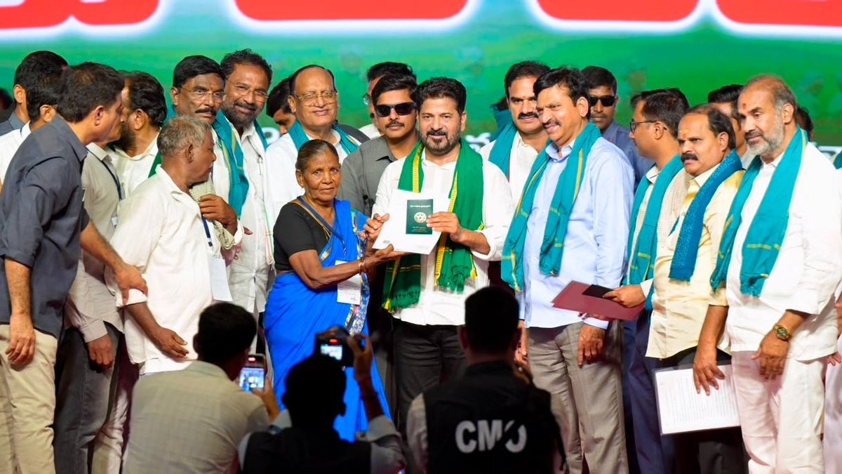 Congress4TS's tweet photo. Distribution of BhuDhar Cards to 476 Farmers in Khammam

ఖమ్మంలో 476 మంది రైతులకు భూధార్ కార్డుల పంపిణీ

ఖమ్మం జిల్లా చింతకాని మండలం జగన్నాథపురంలో జరిగిన రైతు ఆశీర్వాద సభలో గౌరవ ముఖ్యమంత్రి రేవంత్ రెడ్డి గారు, మంత్రి పొంగులేటి శ్రీనివాస్ రెడ్డి గారితో కలిసి 476 మంది రైతులకు సర్వే అనంతరం మ్యాప్‌తో కూడిన డిజిటల్ భూధార్ కార్డులను పంపిణీ చేశారు.

At the Rythu Ashirvada Sabha held in Jagannathapuram, Chintakani Mandal, Khammam district, Chief Minister A. Revanth Reddy, along with Minister Ponguleti Srinivasa Reddy, distributed digital BhuDhar cards with survey maps to 476 farmers.

#RythuAshirvadaSabha #BhuDharCard
