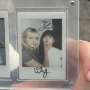 500woni's tweet photo. LILY PINCHING HAEWON’S CHEEKS OMG 😭😭 https://t.co/ZcvmVAhBMs