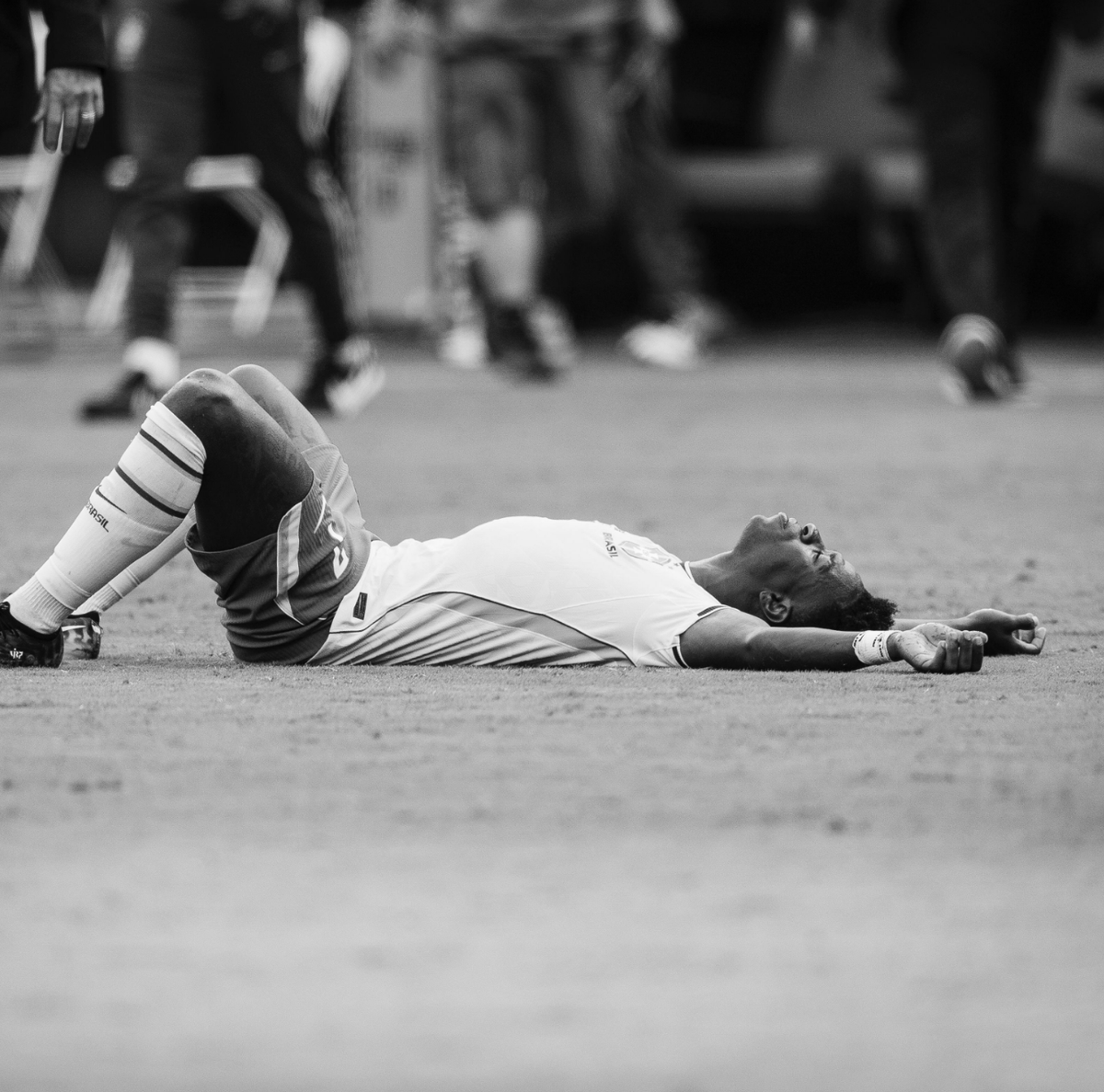ActuFoot_'s tweet photo. 🚨 LE POST DE VINICIUS APRÈS L’ÉLIMINATION DU BRÉSIL 🇧🇷 CONTRE LA NORVÈGE 🇳🇴. 💔 

« Près de quatre ans plus tard, je me retrouve à nouveau à réfléchir à ce que j’écris après une déception en Coupe du monde. 😢

J’ai vu tant de personnes de tous âges me soutenir, partager notre rêve, qu’il serait injuste de garder le silence. 

Mais j’avais besoin de quelques jours pour réfléchir. 

Porter le maillot de l’équipe nationale est la plus grande fierté de ma vie.

Être éliminé d’une Coupe du monde dès les huitièmes de finale est un sentiment difficile à expliquer. 

Je sais à quel point je me suis préparé, à quel point je me suis concentré, à quel point je voulais cela pour vous, pour ma famille. 

Ce sentiment de frustration est absurde. Nous avions un groupe suffisamment solide pour aller plus loin, et nous n’y sommes pas parvenus. 

Je vous présente mes excuses et je me battrai pour que notre rêve de revenir au sommet du monde devienne réalité. 🤞🏿❤️ »

📲 Instagram