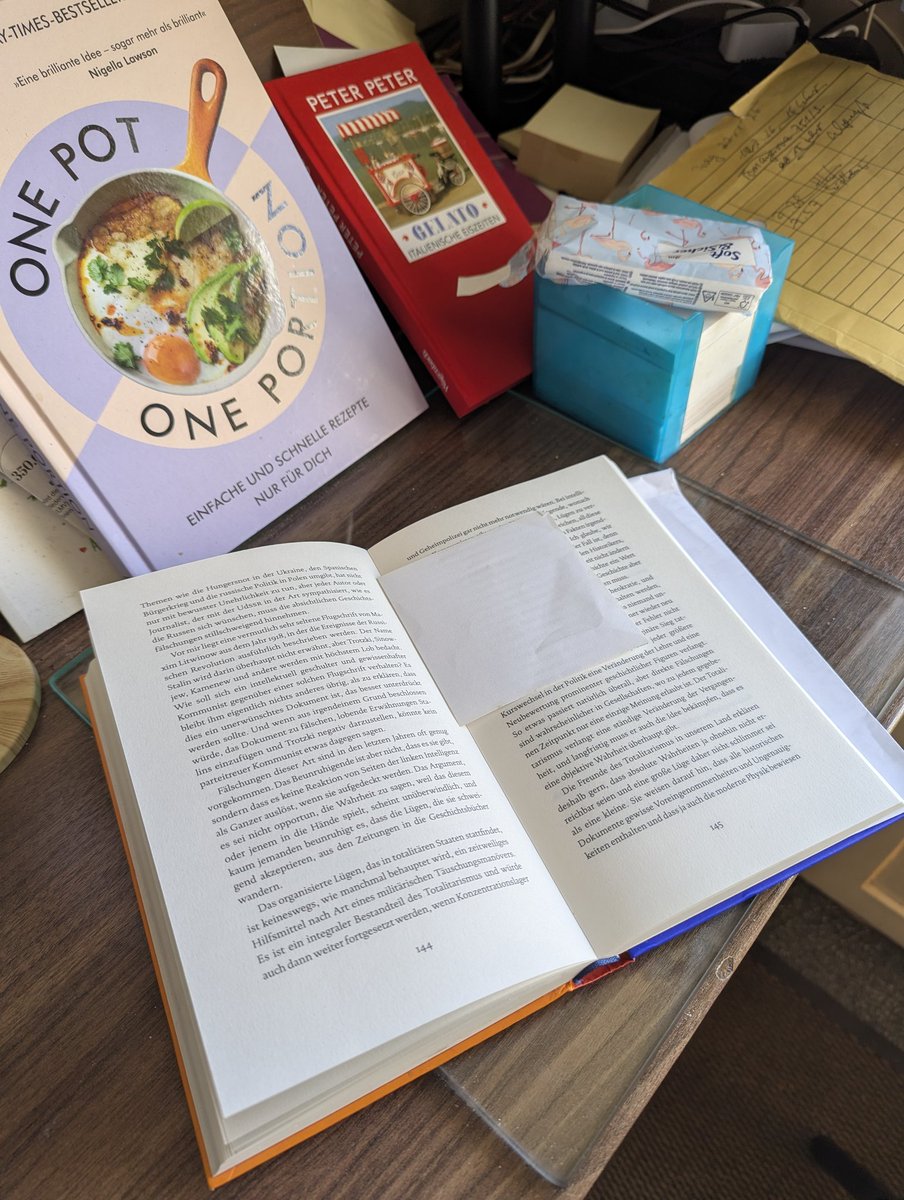 Smuda_Berlin's tweet photo. Lebensart. Ein guter Dreiklang für den Magen und für den Verstand heute: Salat, Buch und #Doppio. So klingt die Woche aus - in #Berlin. Alles sehr gesund. Es gehört nicht viel dazu. Eins sicher nicht! #AfD wählen, mental am/im Arsch zu sein und am Arsch in die Breite gehen. https://t.co/jszV0brwdD