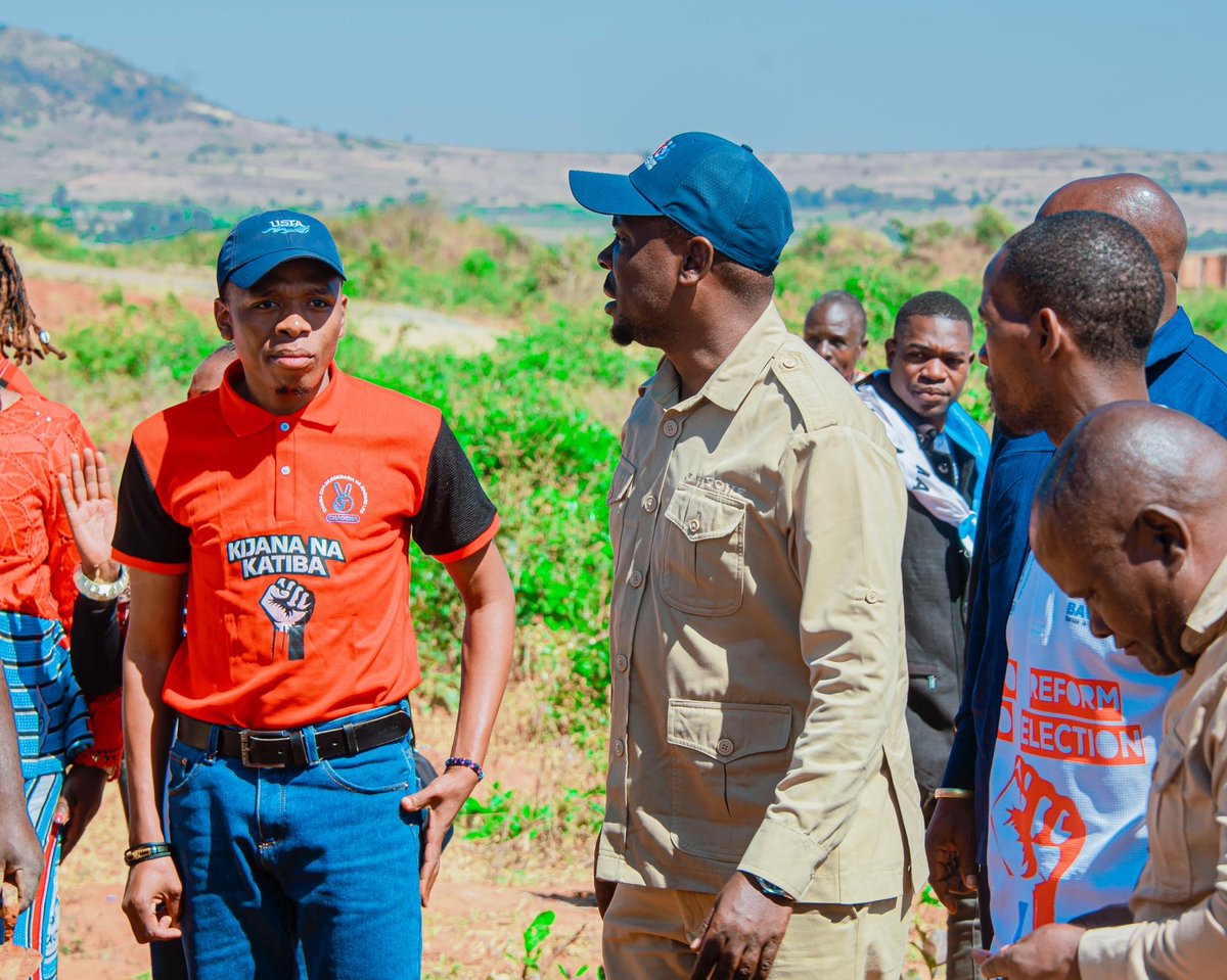 frediejustine's tweet photo. ….. Uaminifu wa kweli hauko kwa mtu, bali kwa dhamira.

na viongozi wa kweli ni wale wanaoitumikia dhamira hiyo bila hofu.

Katika kipindi hiki kigumu Mwalimu John Heche ameonyesha msimamo na uongozi bora unaojenga uaminifu kwa uma na utii wa hiari. 

Aluta. https://t.co/jW9Mk2vkOo