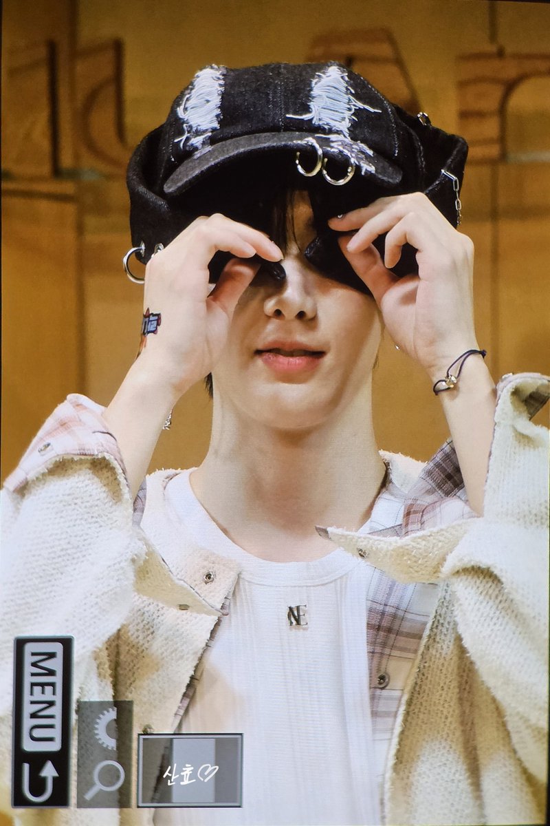 sanaa0321's tweet photo. 260710 대면 pre
윤산하 토끼파 손 드세요🤍 🙋‍♀️🙋‍♀️🙋‍♀️

#산하 #윤산하 #YOONSANHA #ユンサナ 
#아스트로 #ASTRO #アストロ https://t.co/WpkcfII4Gn