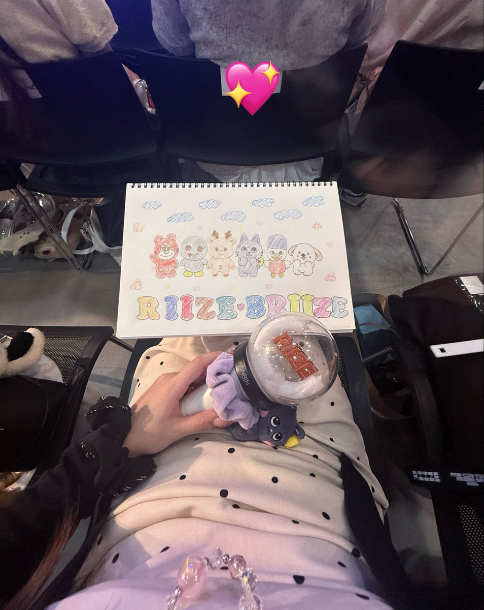 wonene_'s tweet photo. RIIZEファンミin Fukuoka🩵ྀི
タロとソンチャン、ボード見つけてくれて
👍🏻👍🏻してくれてありがとう🥹💕
てかタロが絵めっちゃ褒めてくれた😭
あとウォンビンのロン毛がやっぱり1番好き☺️ https://t.co/J50pirMBrS
