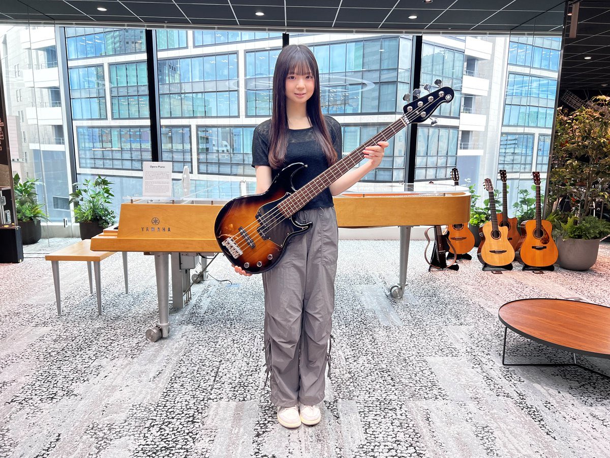 nsd_Zwei's tweet photo. 5弦ベースを持つおさきnice https://t.co/tg3ceUriCF