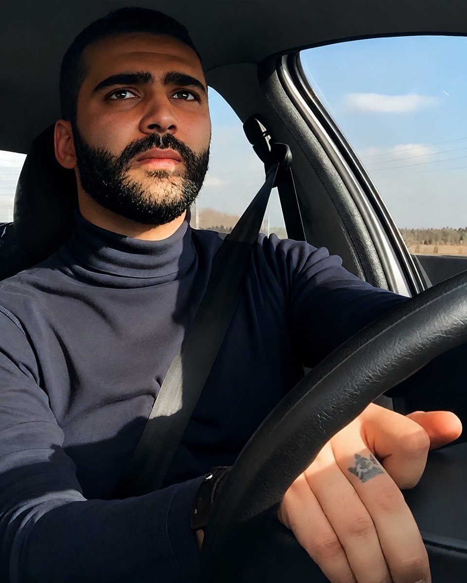 ariiaban's tweet photo. #فرید_رمضانی رو کُشتند و از ترس وحشت، به تتوی تاج انگشتش شلیک کردند. https://t.co/y01fAtP7yu