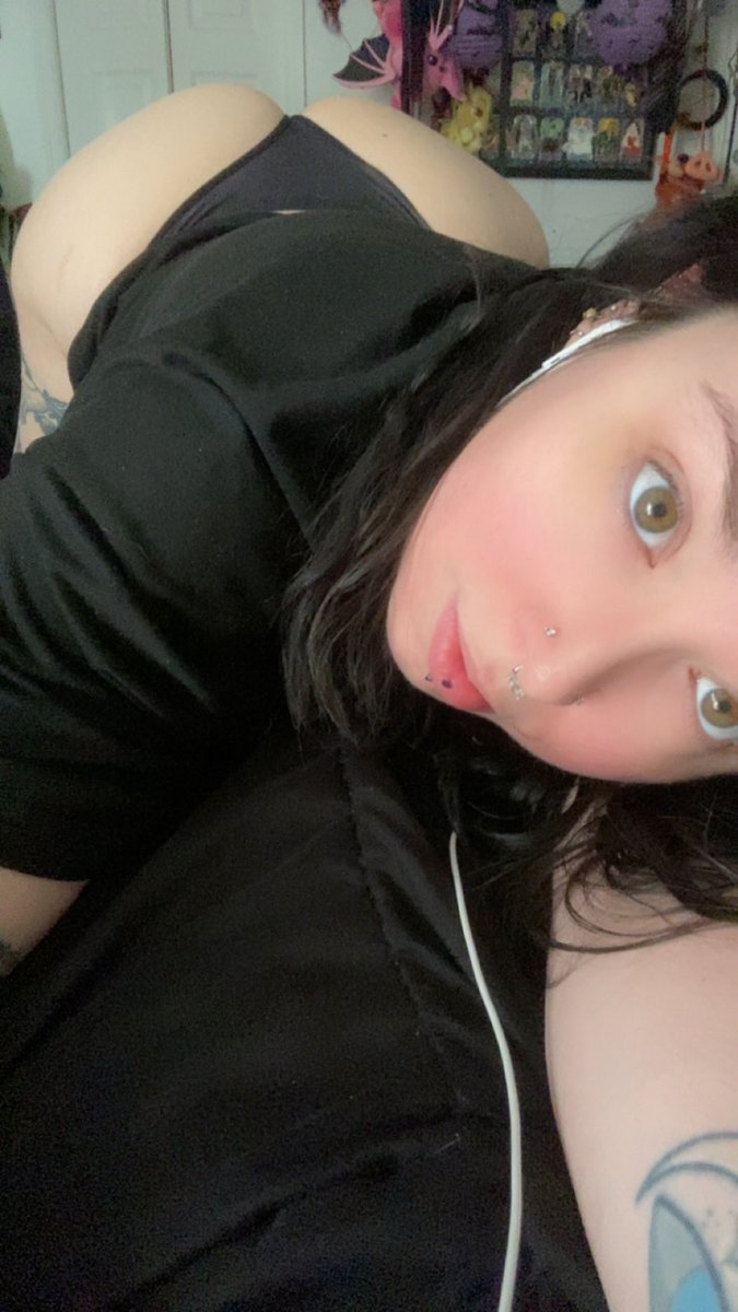 BishNamedRed's tweet photo. Running on minimal sleep. Say hi to make me feel better. 🥰 
Also find the birthmark? 😂 https://t.co/nVXDVx05pw