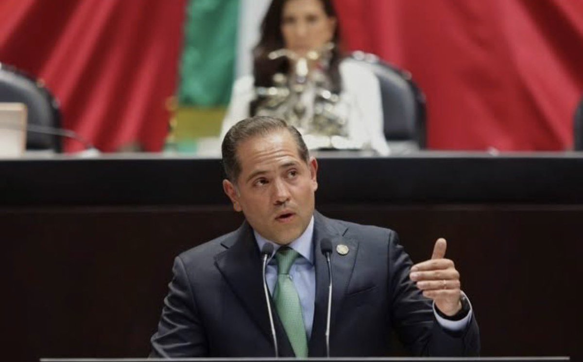 Isa_Uribe's tweet photo. ‼️Raúl Bolaños Cacho Cué se perfila para presidir la Cámara de Diputados.

A diferencia del Senado, en San Lázaro la renovación de la Mesa Directiva transcurre sin tensiones.

“No hay sobresaltos, ni gritos, ni sombrerazos”, afirma @RicardoMonrealA 

La nueva presidencia debe ser votada por 2/3 partes del Pleno. Comienza sus funciones el 1 de septiembre.