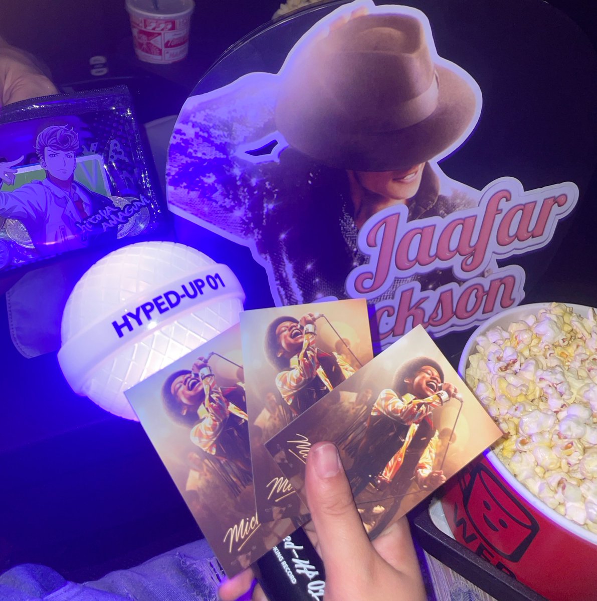 5WEEKRAMEN's tweet photo. マイケル応援上映行ってきた😽🫶🏻♥️
ジャファーの演じるマイケルは最高級✨️
何回みても泣けるし感激しちゃう（т  ̫ т）💧
くえさんとチワワもありがとう❣️
@enjoykue_koukai  
@poisondoggs4649 https://t.co/kgTJyZYfV5