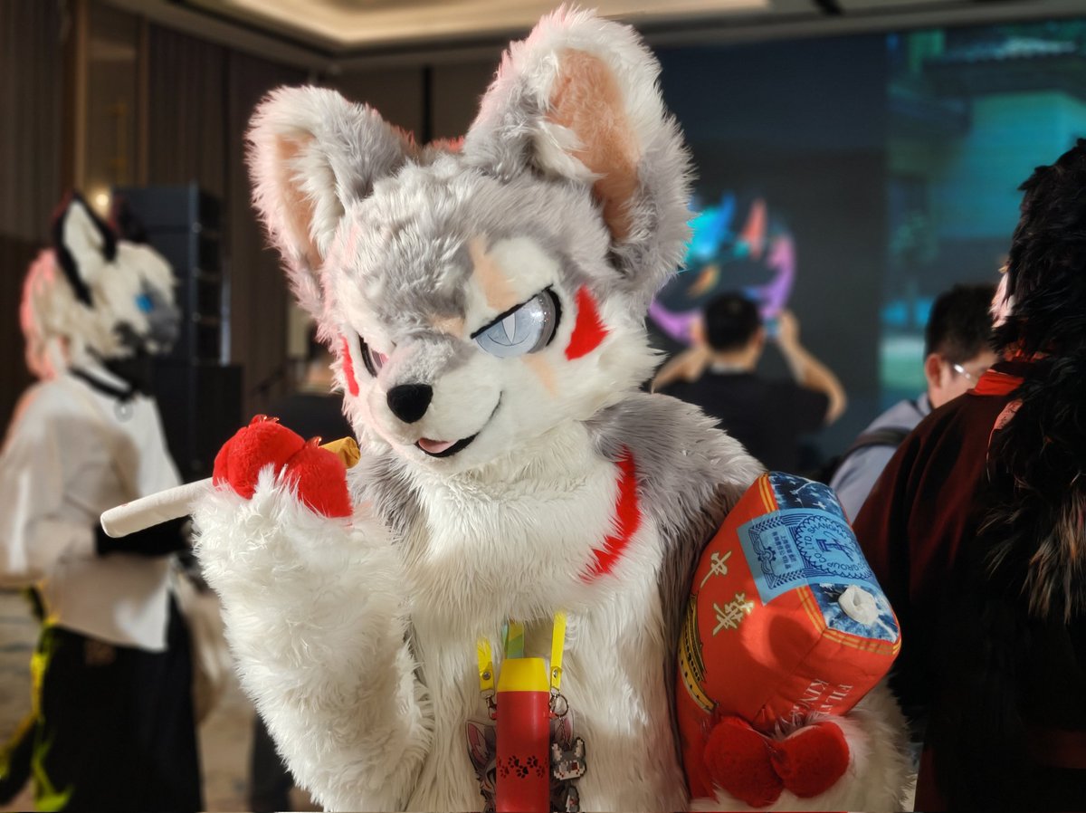RedBerezin's tweet photo. 还是来一根华子吧.JPG
那这一根就祝我们身体健康，万寿无疆uwu

#FursuitFriday
ps：时间有点久，摄影师忘掉了× https://t.co/SOHypntOyR