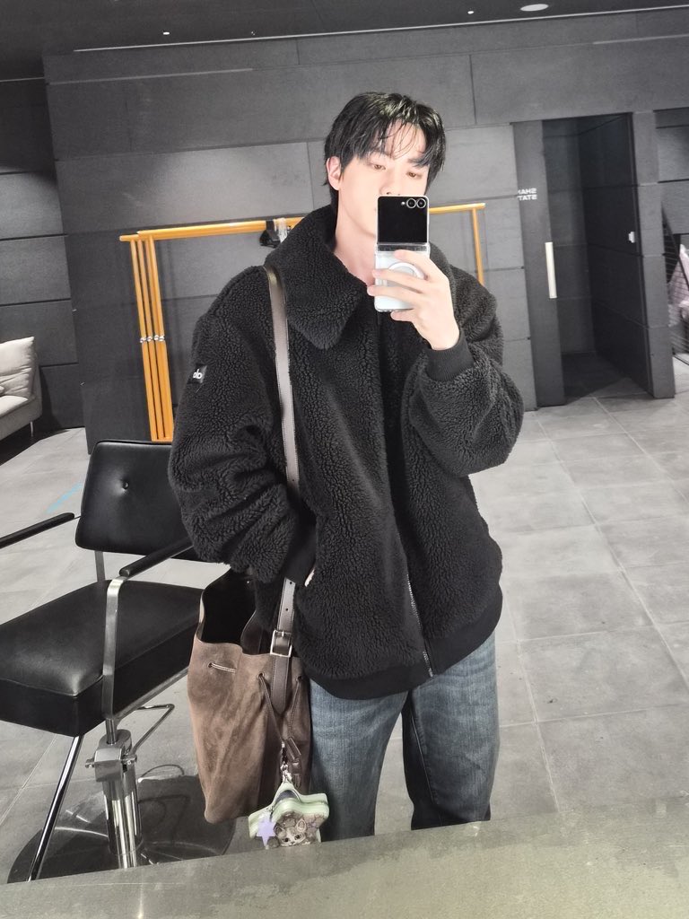 17kimseokjin's tweet photo. wait…? he showed off his gucci keyring back then? was it a spoiler? https://t.co/I13t5vCm9Z