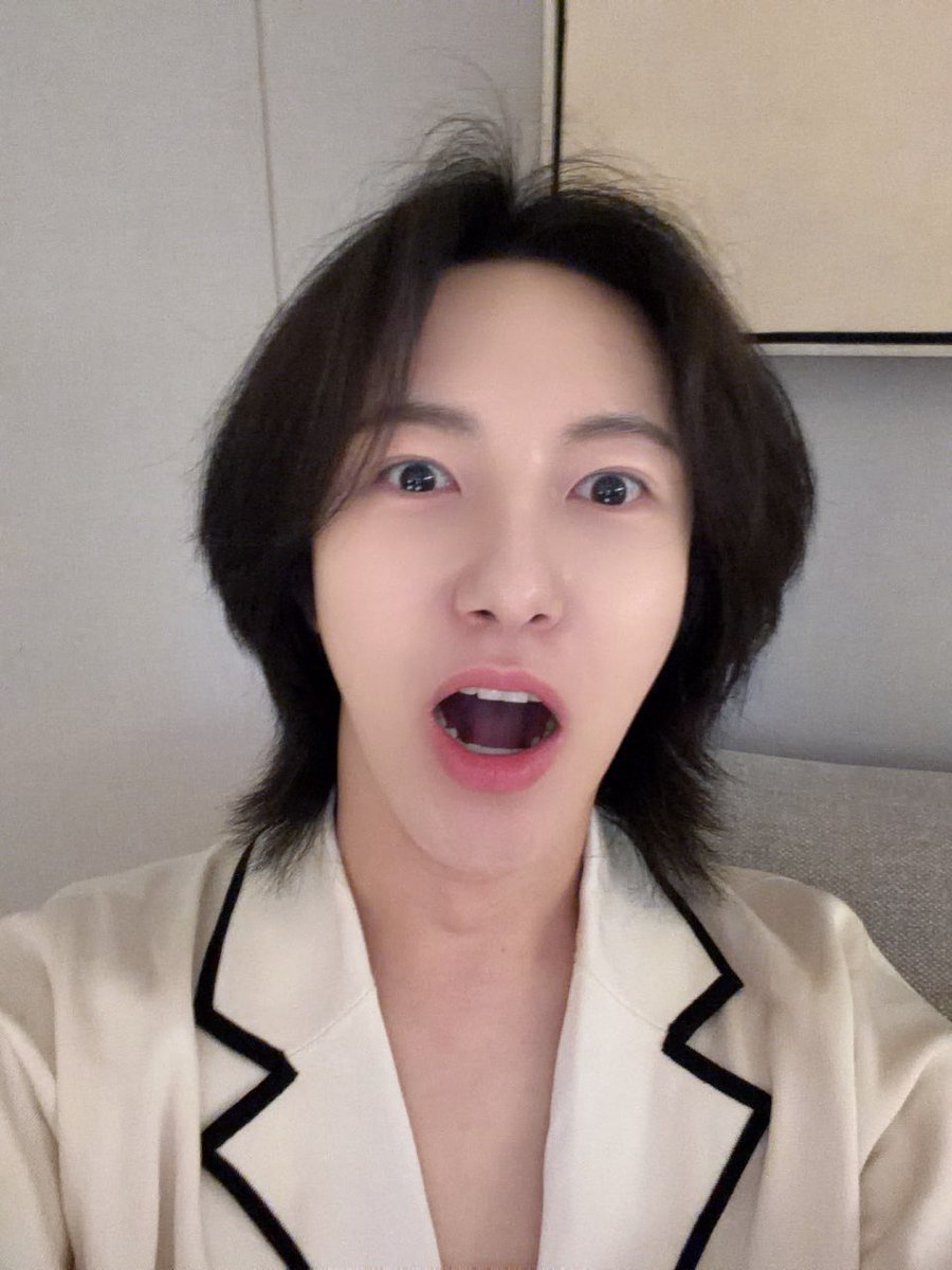 jenrenbot's tweet photo. RENJUN BUBBLE UPDATE 😭😭😭 he watched the dream x dream vid and is cursing sm production team for ruining his image HAHAHA https://t.co/PyyVJlSWod