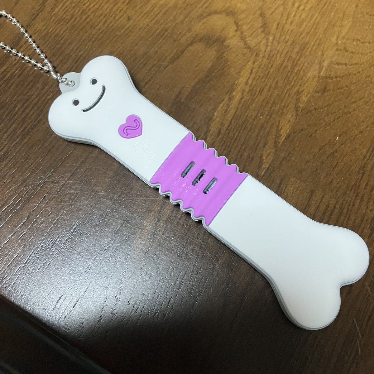 VierKey's tweet photo. 明和電機さんのコンサート行ってきました。ムーシケホール、20年前にピアノの発表会した以来だね…！今日は謎楽器満載だったね…。

はじまる前に周りから聞こえるポペポペした音に、あ、コレなんか買ってきた方が良いやつだ？！と勘が働きボーンバーの購入が間に合いました。ペンラはひよりました。 https://t.co/wlZbcM6TL5