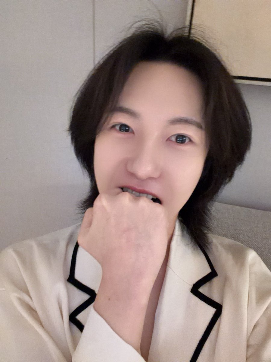 zzuuqqxx's tweet photo. 런쥔이왔당!!!!🦊🫧 

실시간 황런쥔 
자컨 보고 주먹 입에 말아 넣는 중 ㅜㅜㅜㅜ
#런쥔아귀여웠어 https://t.co/4co7T5HyoL