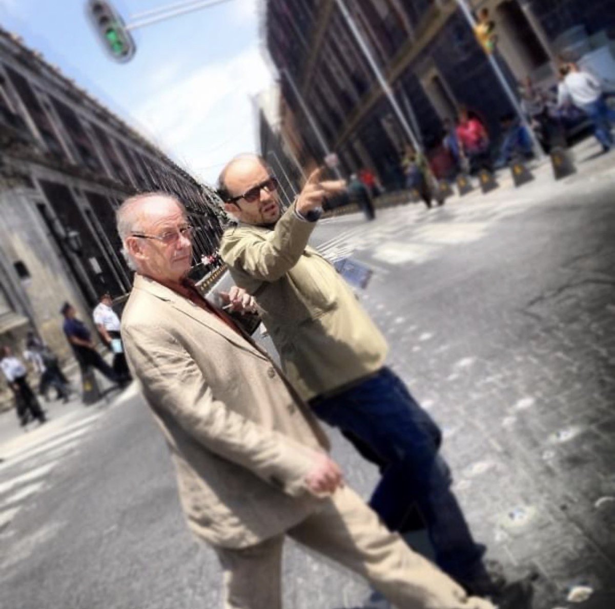 IntiMunoz's tweet photo. Se ha ido a los 85 años nuestro querido Jordi Borja. El más grande teórico e impulsor del derecho a la ciudad democrática en Iberoamérica. No podríamos entender las batallas por el espacio público, la producción social del hábitat y el valor común de lo urbano sin sus gigantes lecciones, sin sus libros, sin su ejemplo político. Geógrafo, sociólogo, urbanista, militante tenaz de la más valiente izquierda. Antifranquista, demócrata, transformador incansable, hombre de los mejores principios. Personalmente le debo mucho. Junto a Adolfo Gilly, Jordi fue mi guía académico más importante. En el estudio y en la calle, en la discusión y en la praxis.  Hasta siempre, querido amigo, camarada, maestro. Tu impronta quedará siempre en nuestra urbe, en su tejido social, en el presente y el futuro porque otra ciudad es posible. Abrazo a su familia y a sus amigos en Cataluña y en todo el mundo. Gracias gran Jordi.