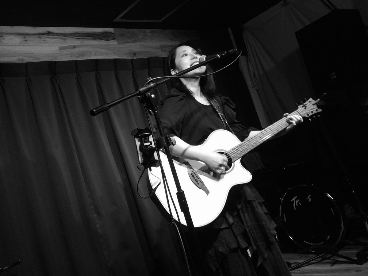 kazu10731's tweet photo. 久米川 太陽と月灯り
@taitsuki_042
Jimotonight !
RAYSAさんライブ@RAYSA_Daisy
今回2回目のライブ観戦
本日はトッパー
力感あふれるボーカルは最高!
めっちゃいいライブしますよ
今日の衣装も素敵でお似合いでした
#RAYSA
#タイツキ https://t.co/WgwQUmRSrf