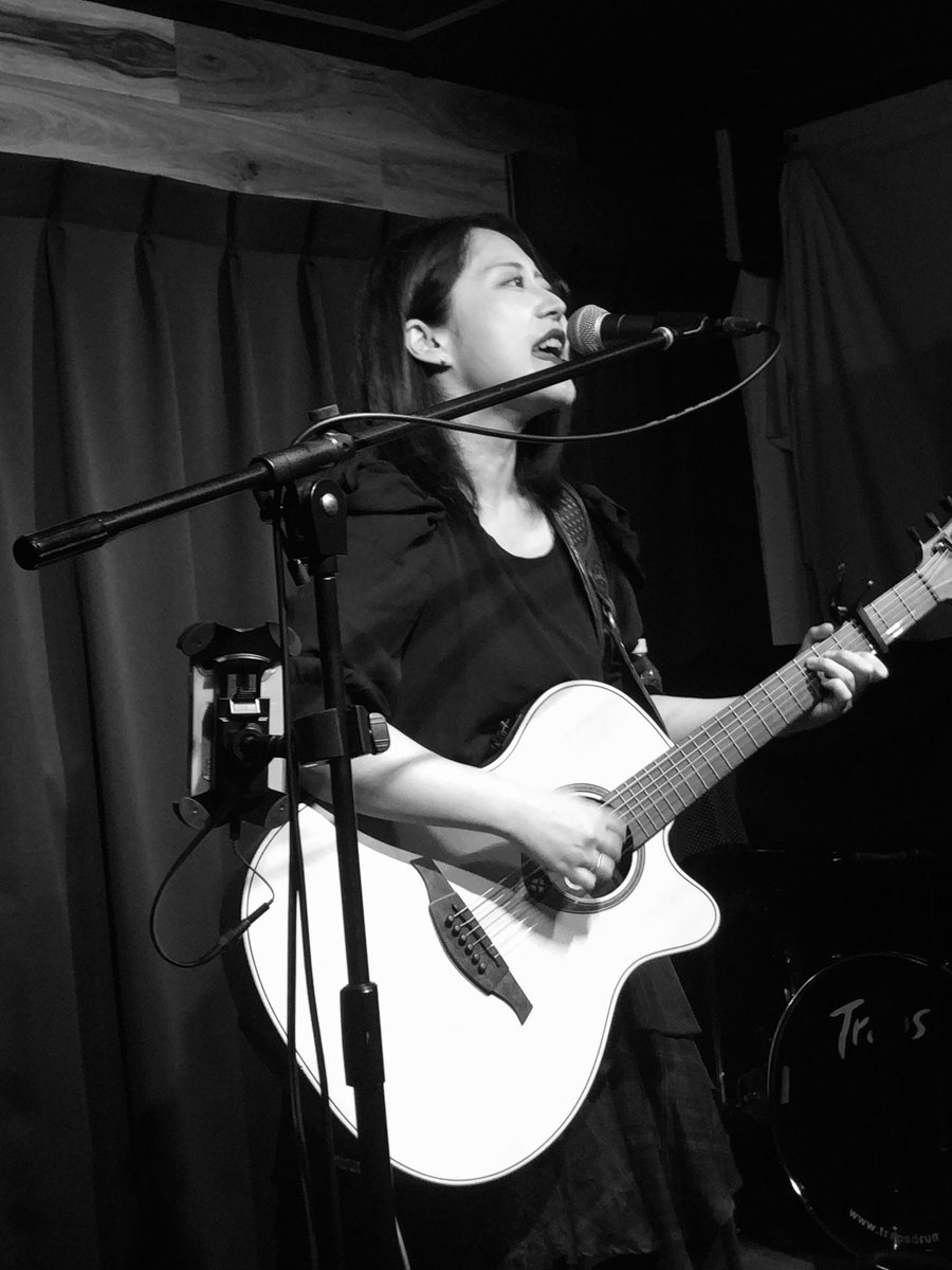 kazu10731's tweet photo. 久米川 太陽と月灯り
@taitsuki_042
Jimotonight !
RAYSAさんライブ@RAYSA_Daisy
今回2回目のライブ観戦
本日はトッパー
力感あふれるボーカルは最高!
めっちゃいいライブしますよ
今日の衣装も素敵でお似合いでした
#RAYSA
#タイツキ https://t.co/WgwQUmRSrf