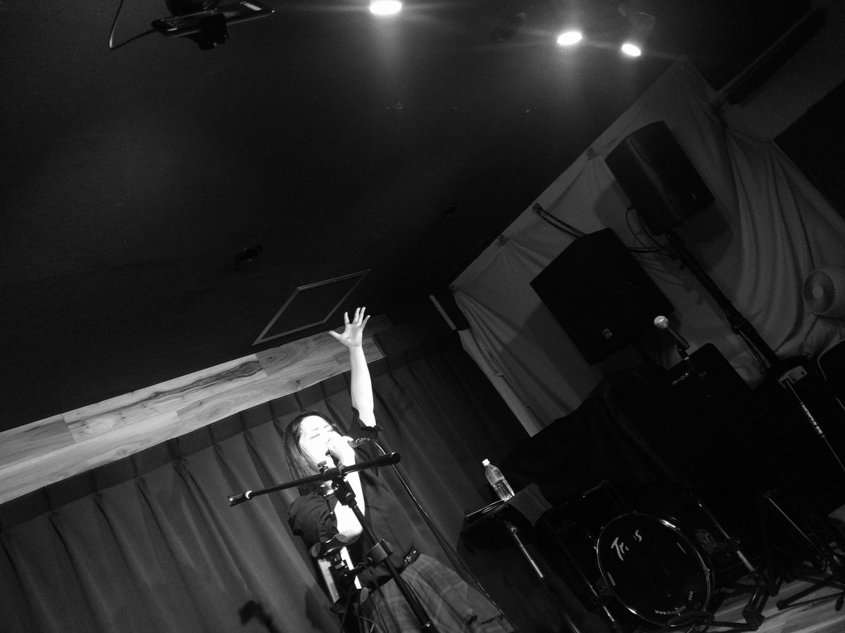 kazu10731's tweet photo. 久米川 太陽と月灯り
@taitsuki_042
Jimotonight !
RAYSAさんライブ@RAYSA_Daisy
今回2回目のライブ観戦
本日はトッパー
力感あふれるボーカルは最高!
めっちゃいいライブしますよ
今日の衣装も素敵でお似合いでした
#RAYSA
#タイツキ https://t.co/WgwQUmRSrf