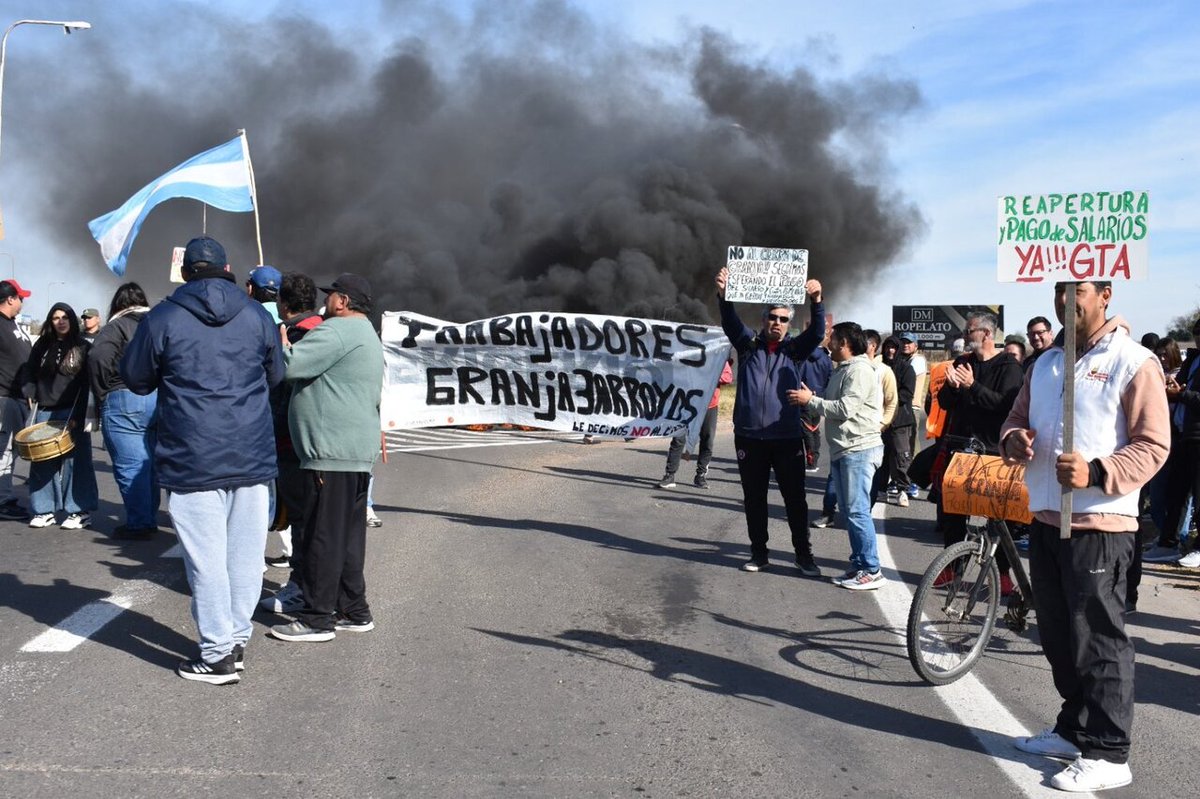 izquierdadiario's tweet photo. Crisis industrial. Entre Ríos: cortes en la Ruta 14 contra los despidos y el vaciamiento patronal.  Por Micaela Decombard.  El miércoles 8 de julio, en una acción de protesta simultánea sobre la Ruta Nacional 14, trabajadores Granja Tres Arroyos, Laborat… https://t.co/W3YxPQotb3 https://t.co/DSBZLCLwJm
